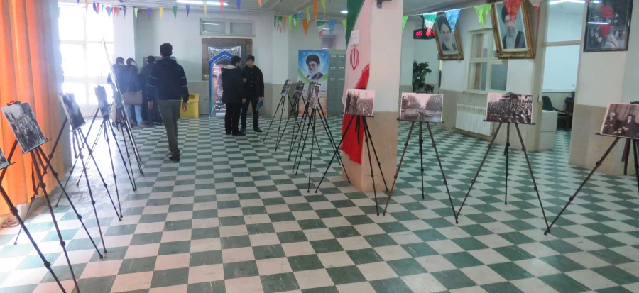 نمایشگاه عکس انقلاب و تریبون مکتوب