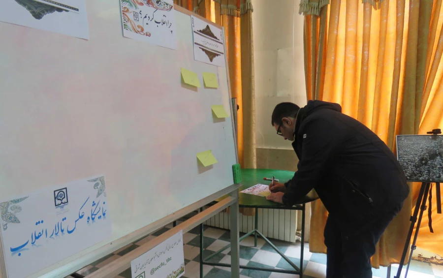 نمایشگاه عکس انقلاب و تریبون مکتوب