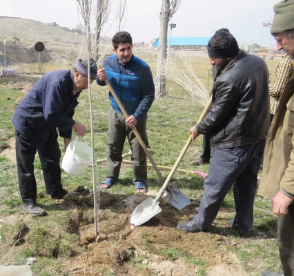 کاشت 200 اصله نهال در محوطه پردیس علامه امینی(ره)