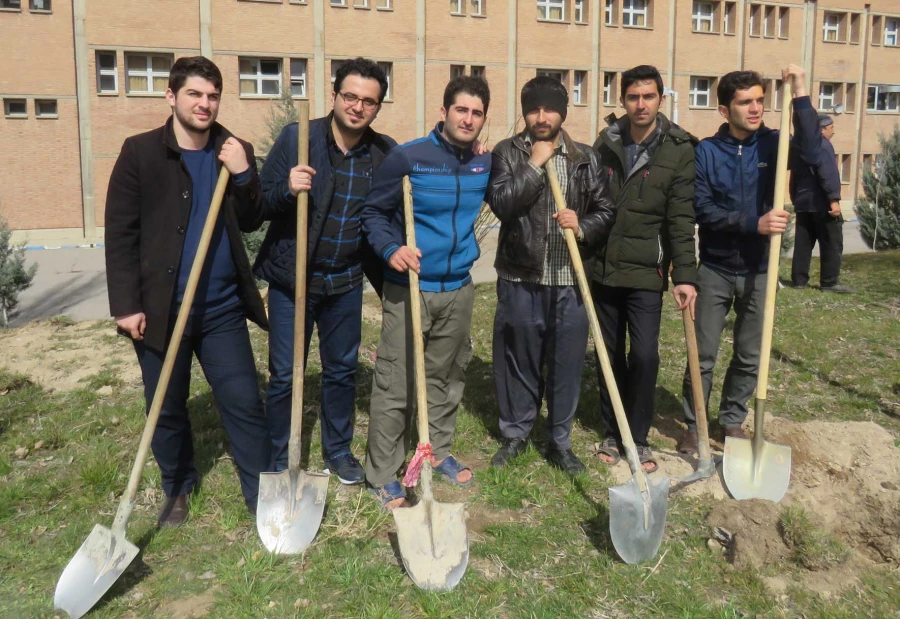 کاشت 200 اصله نهال در محوطه پردیس علامه امینی(ره)