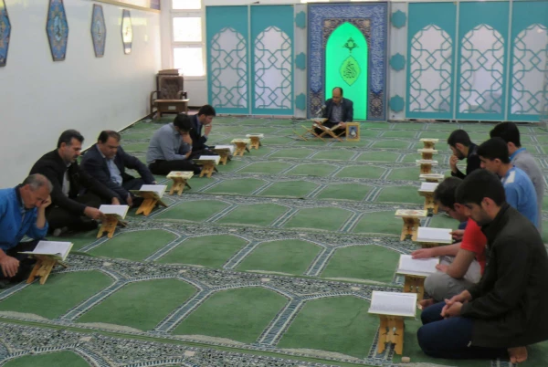 تلاوت روزانه یک حزب از قرآن کریم در ایام ماه مبارک رمضان