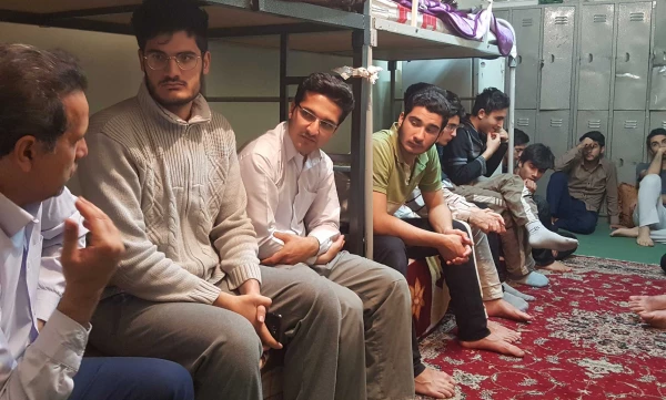 « نشست صمیمی دانشجویان با مشاور در محیط خوابگاه »
