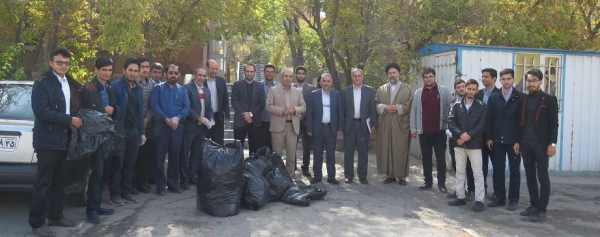 پاکسازی محوطه پردیس با هدف ارتقا فرهنگ حفاظت از محیط زیست