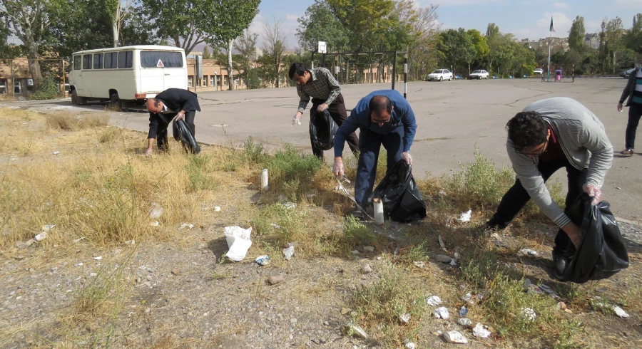 پاکسازی محوطه پردیس با هدف ارتقا فرهنگ حفاظت از محیط زیست