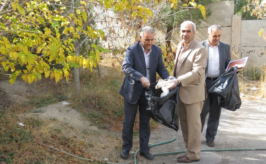 پاکسازی محوطه پردیس با هدف ارتقا فرهنگ حفاظت از محیط زیست