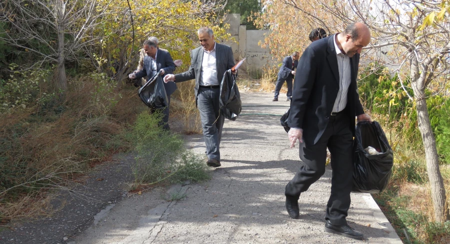 پاکسازی محوطه پردیس با هدف ارتقا فرهنگ حفاظت از محیط زیست