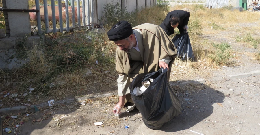 پاکسازی محوطه پردیس با هدف ارتقا فرهنگ حفاظت از محیط زیست