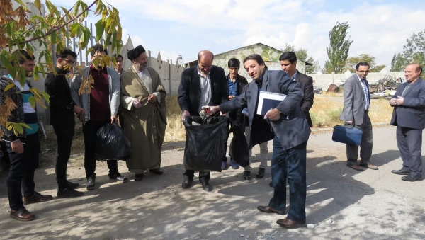 پاکسازی محوطه پردیس با هدف ارتقا فرهنگ حفاظت از محیط زیست