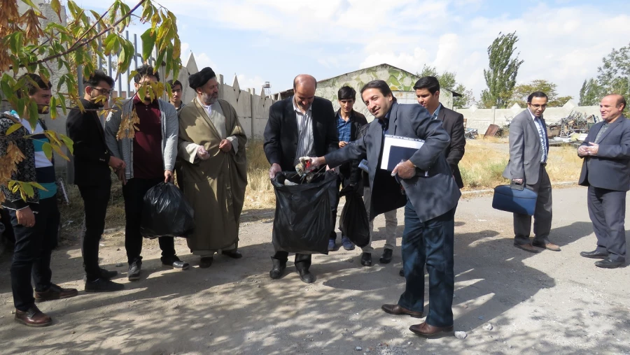 پاکسازی محوطه پردیس با هدف ارتقا فرهنگ حفاظت از محیط زیست