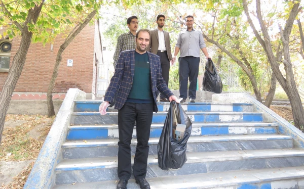 پاکسازی محوطه پردیس با هدف ارتقا فرهنگ حفاظت از محیط زیست