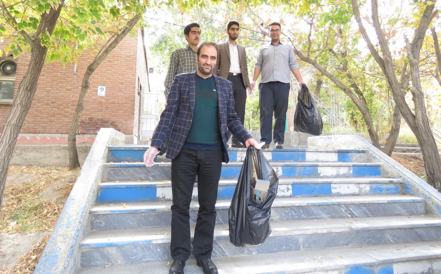 پاکسازی محوطه پردیس با هدف ارتقا فرهنگ حفاظت از محیط زیست