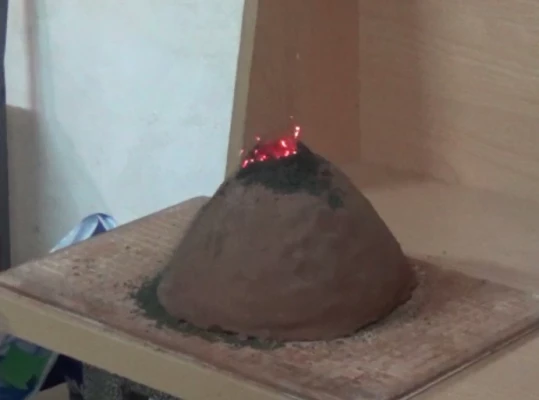 نمایشگاه وسائل کمک آموزشی دست ساخته دانشجو معلمان