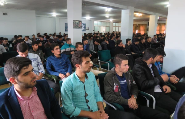 راه توسعه از مدرسه می گذرد و معلمان فرماند هان این مسیر مهم و ارزشمند هستند. 2