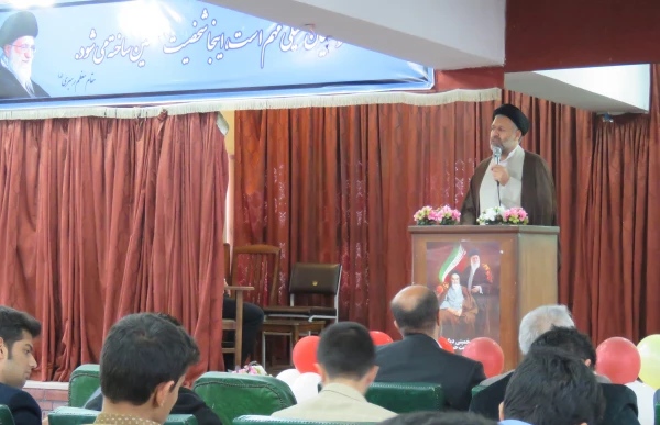 راه توسعه از مدرسه می گذرد و معلمان فرماند هان این مسیر مهم و ارزشمند هستند. 2