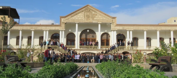 به گزارش کارشناسی امور فرهنگی علامه امینی دانشجو معلمان جدید الورود پردیس علامه امینی بعد از ظهر رورز دوشنبه از موزه تاریخی قاجار تبریز دیدن نمودند. 2