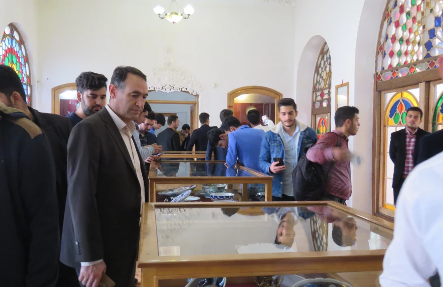 به گزارش کارشناسی امور فرهنگی علامه امینی دانشجو معلمان جدید الورود پردیس علامه امینی بعد از ظهر رورز دوشنبه از موزه تاریخی قاجار تبریز دیدن نمودند. 3