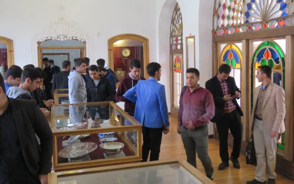 به گزارش کارشناسی امور فرهنگی علامه امینی دانشجو معلمان جدید الورود پردیس علامه امینی بعد از ظهر رورز دوشنبه از موزه تاریخی قاجار تبریز دیدن نمودند. 4