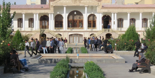 به گزارش کارشناسی امور فرهنگی علامه امینی دانشجو معلمان جدید الورود پردیس علامه امینی بعد از ظهر رورز دوشنبه از موزه تاریخی قاجار تبریز دیدن نمودند. 5