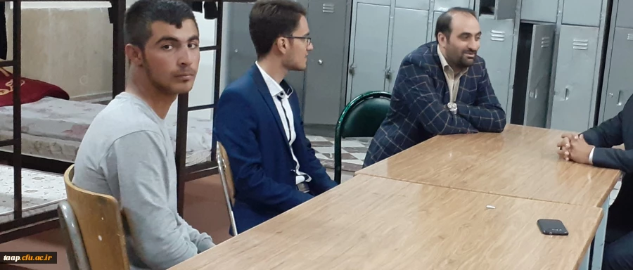 همزمان با هفته سلامت و بهداشت روان عصر روز پنج شنبه کارشناس مسئول امور دانشجویی به همراه دکتر واحدی ، عضو هیات علمی و یکی از مشاوران دانشگاه از سراها و سالن های غذاخوری پردیس علامه بازدید و در یک نشست صمیمی ضمن ارائه مطالبی به سؤالات دانشجویان در این زمین