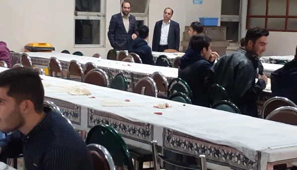 همزمان با هفته سلامت و بهداشت روان عصر روز پنج شنبه کارشناس مسئول امور دانشجویی به همراه دکتر واحدی ، عضو هیات علمی و یکی از مشاوران دانشگاه از سراها و سالن های غذاخوری پردیس علامه بازدید و در یک نشست صمیمی ضمن ارائه مطالبی به سؤالات دانشجویان در این زمین