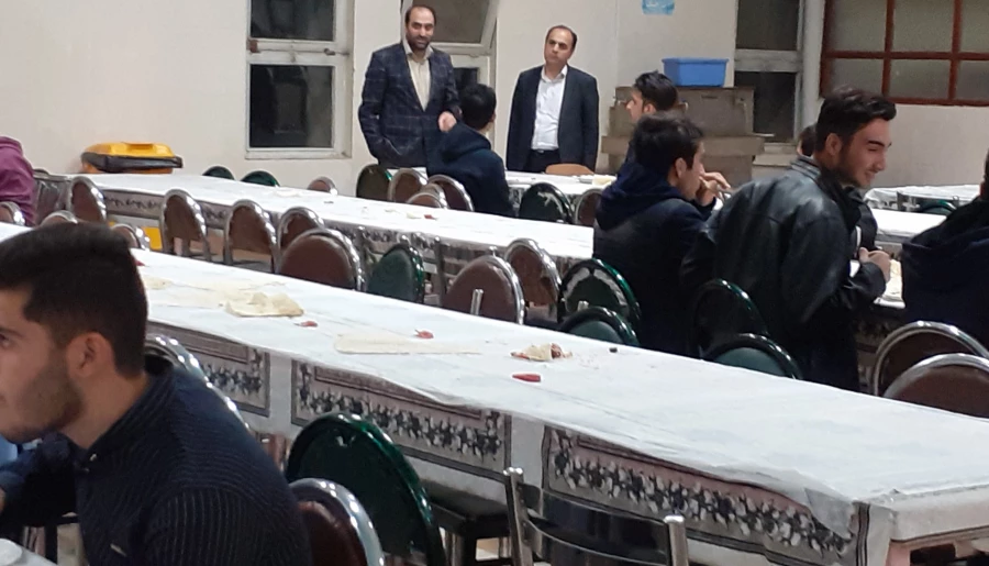 همزمان با هفته سلامت و بهداشت روان عصر روز پنج شنبه کارشناس مسئول امور دانشجویی به همراه دکتر واحدی ، عضو هیات علمی و یکی از مشاوران دانشگاه از سراها و سالن های غذاخوری پردیس علامه بازدید و در یک نشست صمیمی ضمن ارائه مطالبی به سؤالات دانشجویان در این زمین