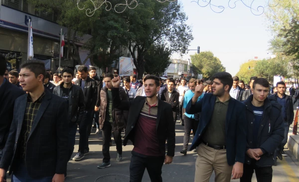 همزمان با سراسر کشورمدیریت امور پردیسهای دانشگاه فرهنگیان استان به همراه اساتید  دانشجومعلمان  و جمعی از کارکنان دوشادوش مردم غیور کلان شهر تبریز  در راهپیمایی یوم ا... 13 آبان ، حماسه آفریدند. 6