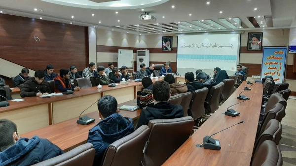 همزمان با آغاز هفته پژوهش نشست علمی_تخصصی انجمن ریاضی به همت دپارتمان ریاضی، امور پژوهشی و انجمن ریاضی دانشگاه فرهنگیان پردیس علامه امینی با حضور اعضای گروه ریاضی استان و دانشجومعلمان رشته آموزش ریاضی مورخ 18/09/98 روز دوشنبه ساعت ١٠ الی ١٢ در سالن شمس بر