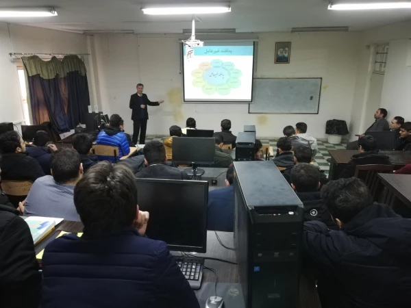 کارگاه آموزشی و توجیهی پدافند غیرعامل قبل از ظهر روز سه شنبه در محل پردیس علامه امینی برگزار گردید. 4