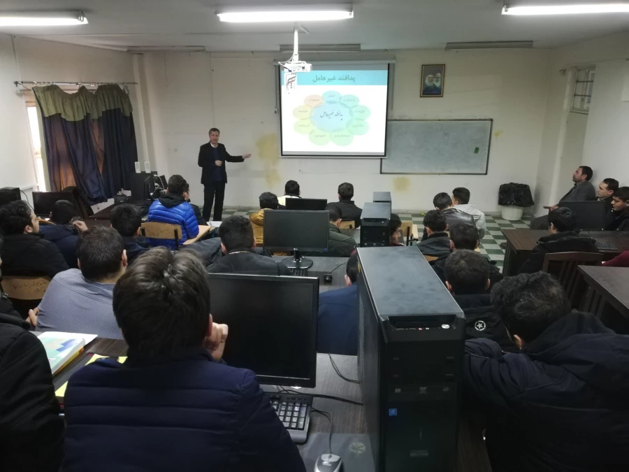 کارگاه آموزشی و توجیهی پدافند غیرعامل قبل از ظهر روز سه شنبه در محل پردیس علامه امینی برگزار گردید. 4