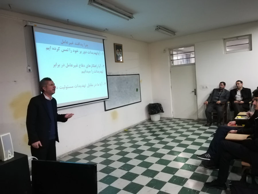 کارگاه آموزشی و توجیهی پدافند غیرعامل قبل از ظهر روز سه شنبه در محل پردیس علامه امینی برگزار گردید. 5