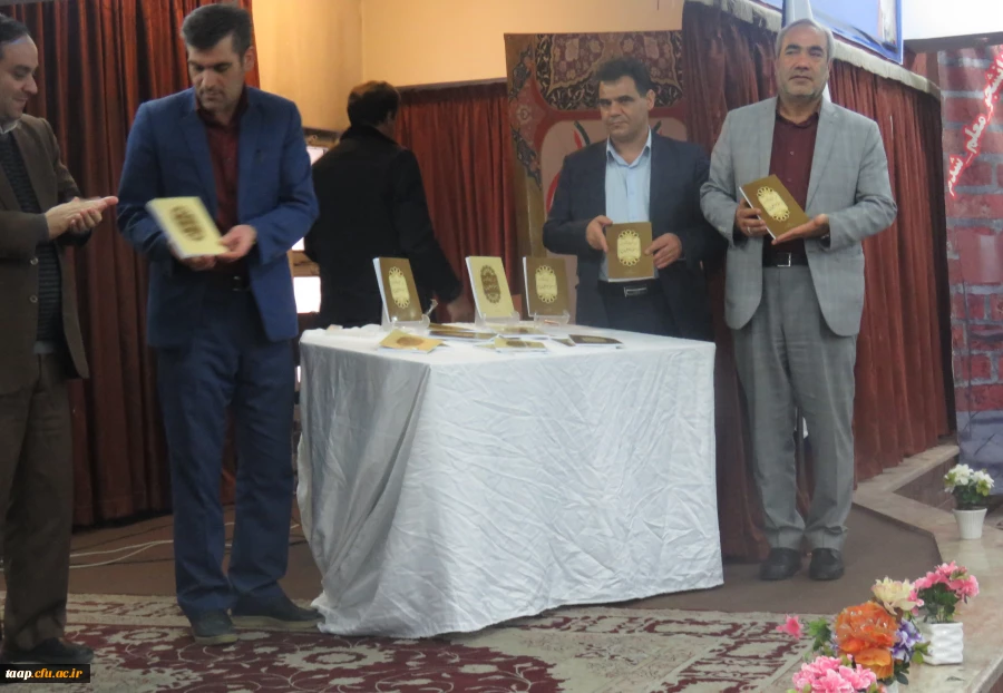 به مناسبت هفته پژوهش مراسم پردیس علامه امینی روز دوشنبه از ساعت 10 الی 12 طبق اقدامات و برنامه ریزهای انجام شد. 4