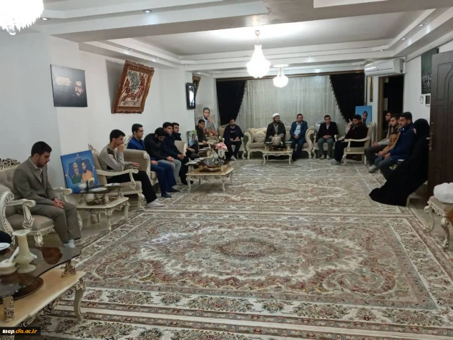 جمعی از دانشجو معلمان پردیس به همراه مسئول مور فرهنگی پردیس علامه امینی تبریز باخانواده محترم شهید مدافع حرم دیدار و گفتگو نمودند. 2