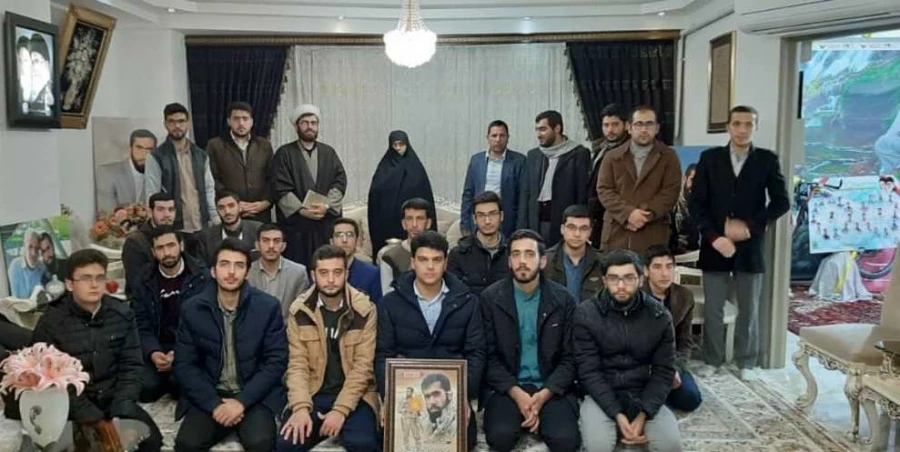 جمعی از دانشجو معلمان پردیس به همراه مسئول مور فرهنگی پردیس علامه امینی تبریز باخانواده محترم شهید مدافع حرم دیدار و گفتگو نمودند. 3