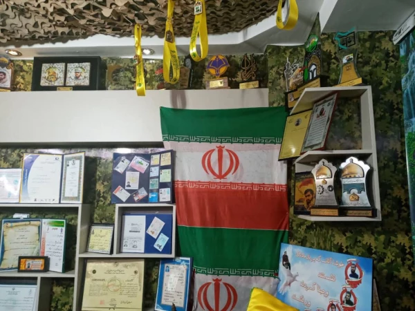 جمعی از دانشجو معلمان پردیس به همراه مسئول مور فرهنگی پردیس علامه امینی تبریز باخانواده محترم شهید مدافع حرم دیدار و گفتگو نمودند. 4