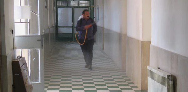 ضدعفونی با رعایت تمام پروتکل های بهداشتی در پردیس علامه امینی 3