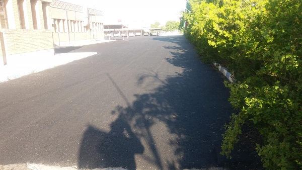 عملیات آسفالت محوطه دانشگاه فرهنگیان پردیس علامه امینی آذربایجانشرقی  با رعایت تمام پروتکل های بهداشتی  3