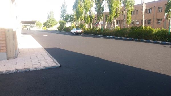 عملیات آسفالت محوطه دانشگاه فرهنگیان پردیس علامه امینی آذربایجانشرقی  با رعایت تمام پروتکل های بهداشتی  8