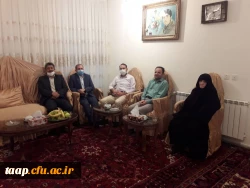 به مناسبت هفته دفاع مقدس ، رئیس  پردیس علامه امینی تبریز به همراه معاون و مسئولین فرهنگی بعد از ظهر روز شنبه با حضور در منزل خانواده شهید والا مقام با ایشان دیدار و گفتگو نمودند . 
در این نشست صمیمی ، دکتر رحمان بدری و هیئت همراه ضمن قرائت فاتحه و ادای ا