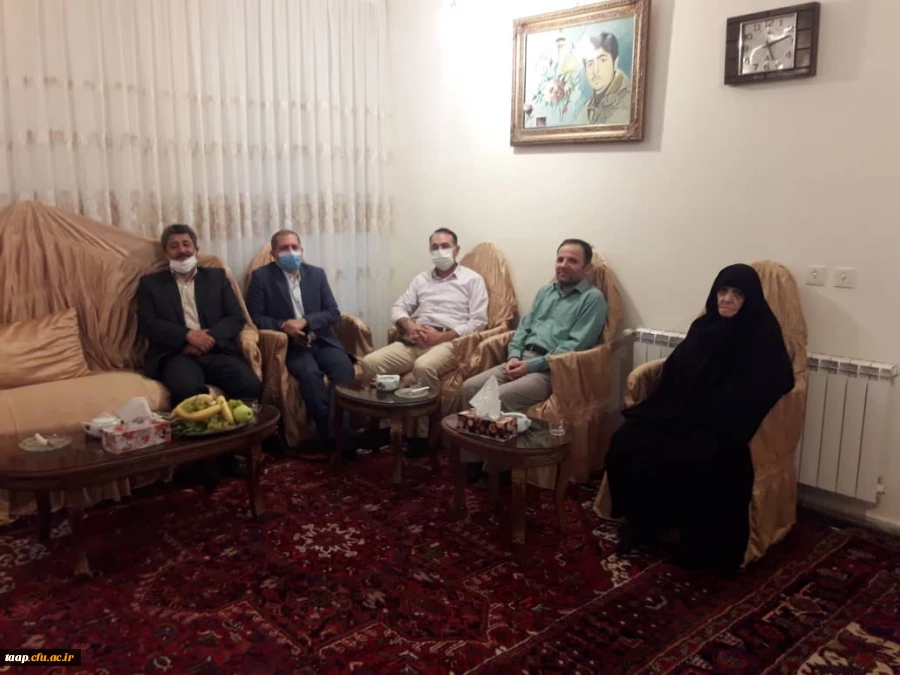 به مناسبت هفته دفاع مقدس ، رئیس  پردیس علامه امینی تبریز به همراه معاون و مسئولین فرهنگی بعد از ظهر روز شنبه با حضور در منزل خانواده شهید والا مقام با ایشان دیدار و گفتگو نمودند . 
در این نشست صمیمی ، دکتر رحمان بدری و هیئت همراه ضمن قرائت فاتحه و ادای ا