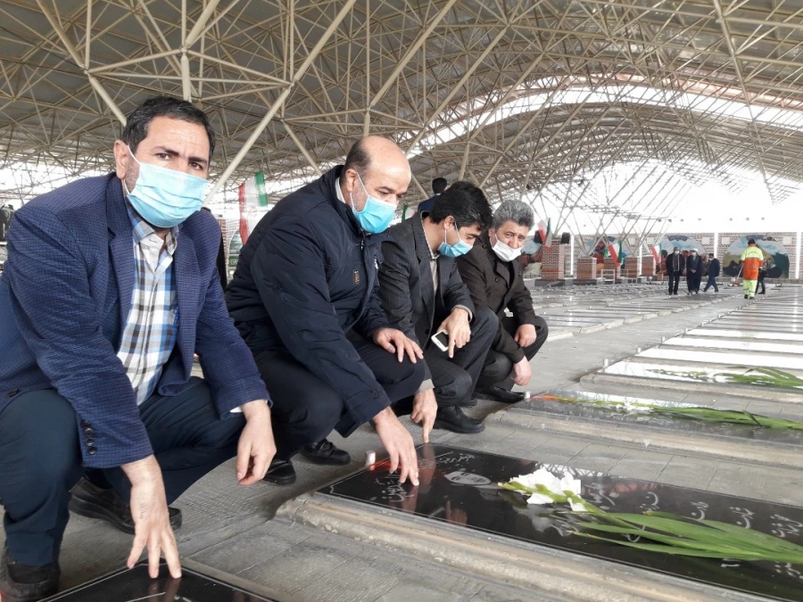 غبار روبی و عطر افشانی مزار شهدا و شهید گمنام 3