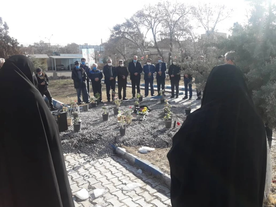 غبار روبی و عطر افشانی مزار شهدا و شهید گمنام 5