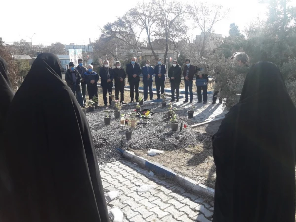 غبار روبی و عطر افشانی مزار شهدا و شهید گمنام 8