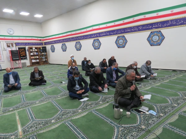 به همت واحد روابط عمومی پردیس علامه امینی دعای پرفیض زیارت عاشورا برگزار گردید. 3