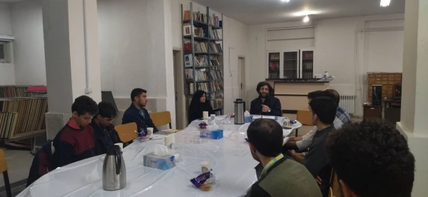 به مناسبت هفته کتاب و کتابخوانی و به همت واحد پژوهش ، فناوری و کتابخانه پردیس علامه امینی نشست صمیمی (کافه کتاب) برگزار گردید. 2