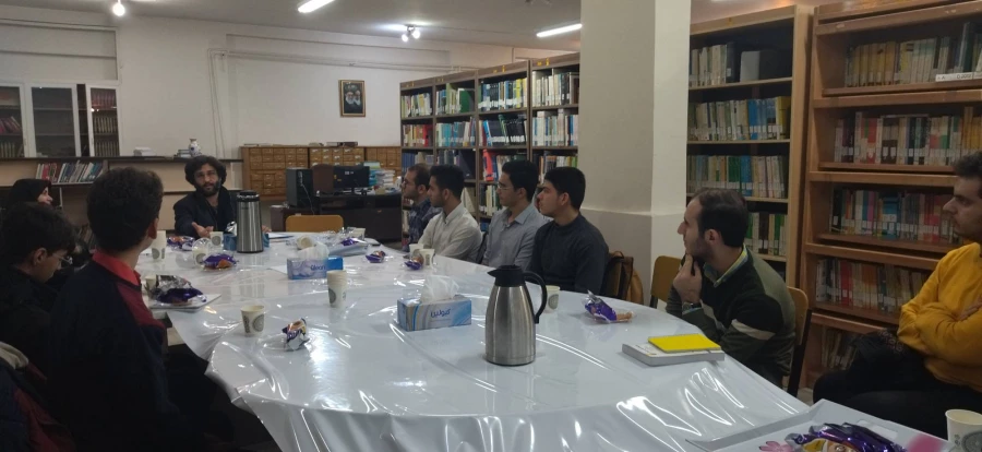 به مناسبت هفته کتاب و کتابخوانی و به همت واحد پژوهش ، فناوری و کتابخانه پردیس علامه امینی نشست صمیمی (کافه کتاب) برگزار گردید. 3