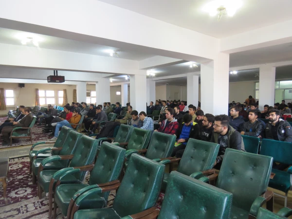 نشست تخصصی تبیین مسایل گزینشی دانشجویان در سالن اجتماعات پردیس با حضور مسئولان هسته گزینش استان و هیات رئیسه پردیس برگزار گردید. 6