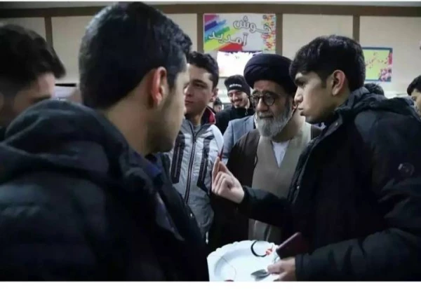 اقدام تحسین برانگیز امام جمعه تبریز،حضورآیت الله آل هاشم در سلف غذاخوری و خوابگاه دانشجویان 2