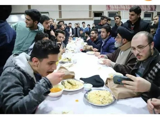 اقدام تحسین برانگیز امام جمعه تبریز،حضورآیت الله آل هاشم در سلف غذاخوری و خوابگاه دانشجویان 3