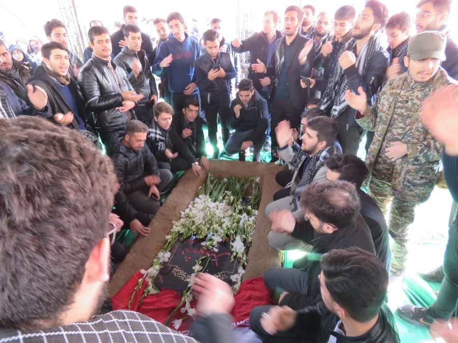 لالایی فرهنگیان تبریز بر پیکر یک شهید گمنام 22