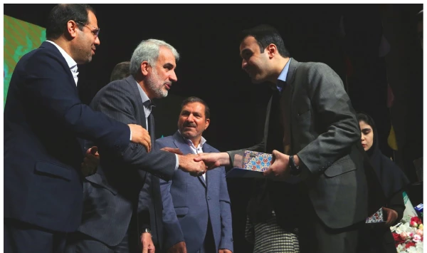 تقدیر از مهدی چیت ساز در سی امین دوره جشنواره دانشجوی نمونه کشوری در سالن اجلاس سران پایتخت 2